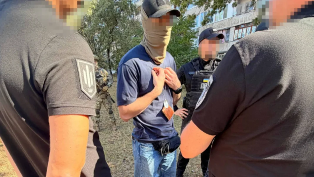 Слідчі ДБР та один із підозрюваних у стрілянині між СБУ та ГУР.
